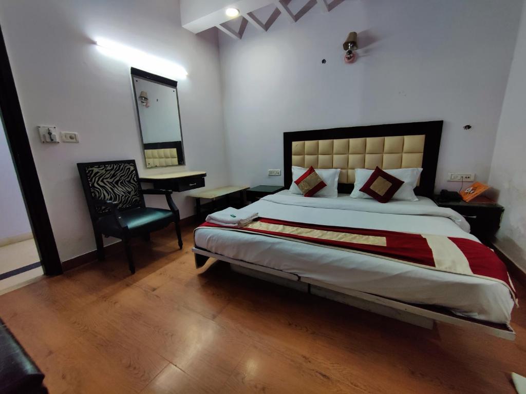Postel nebo postele na pokoji v ubytování HOTEL ASKO INTERNATIONAL-Karol Bagh