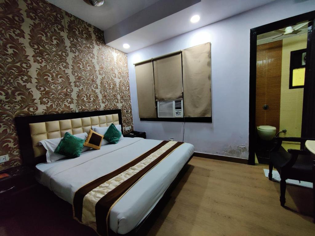 Postel nebo postele na pokoji v ubytování HOTEL ASKO INTERNATIONAL-Karol Bagh