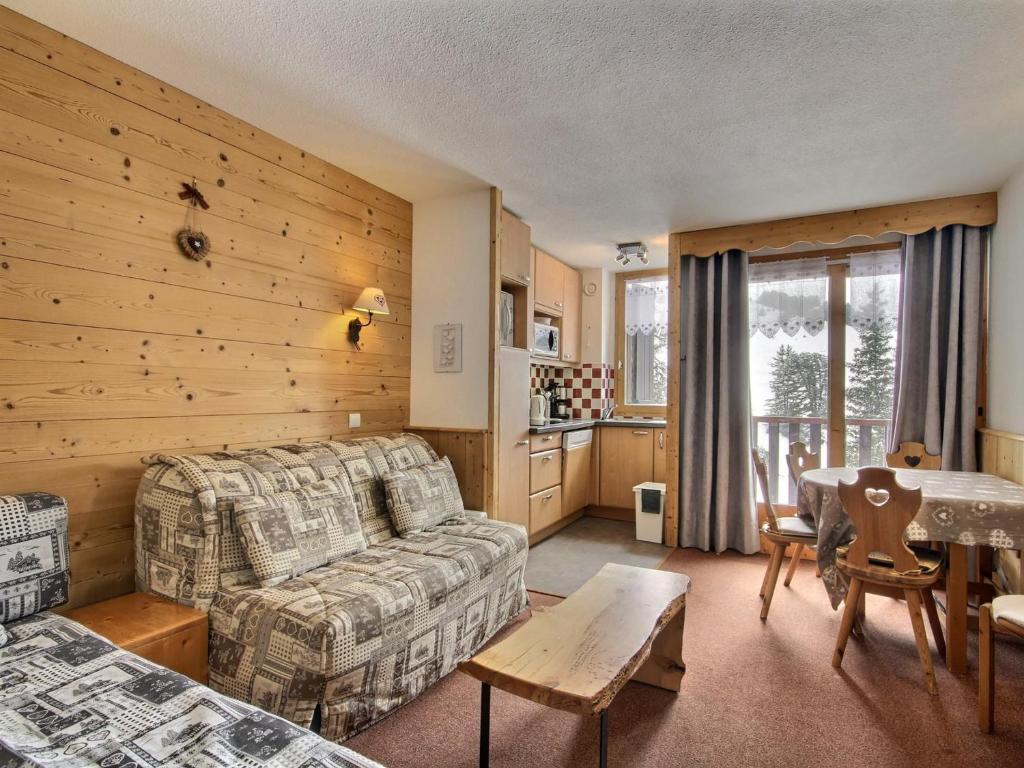 un salon avec un canapé et une table dans l'établissement Bel appartement rénové 2 pièces, balcon, proche pistes et commerces - FR-1-455-148, à Aime La Plagne