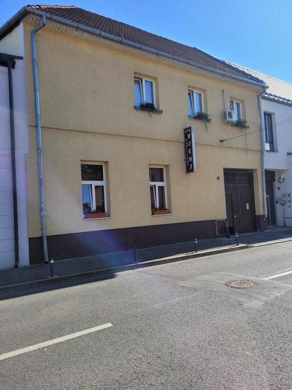 Byggingin sem gistihúsið er í