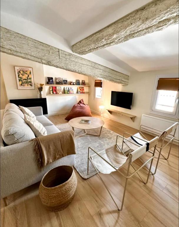 un salon avec un canapé et une table dans l'établissement Appartement hyper centre Aix, à Aix-en-Provence