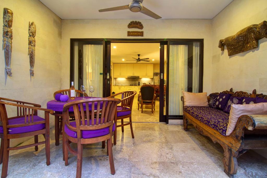 サヌールにあるVakantiehuis-Bali.Nlのテーブルとソファのあるリビングルーム