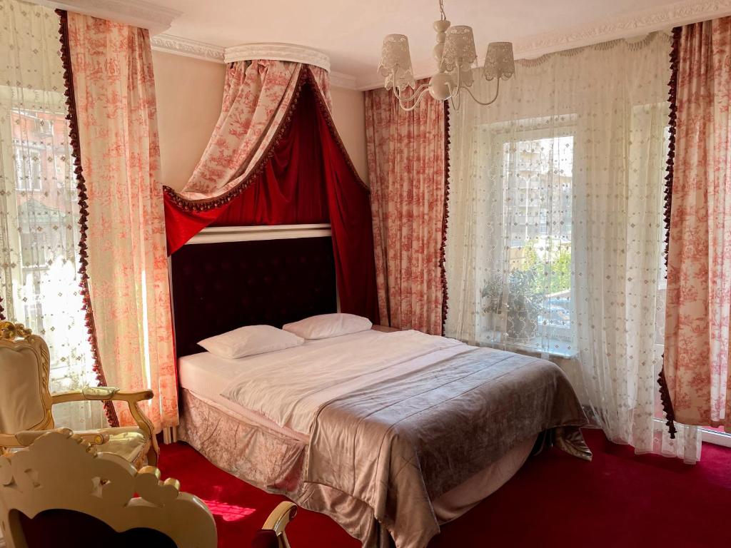 Postel nebo postele na pokoji v ubytování Royal City Hotel