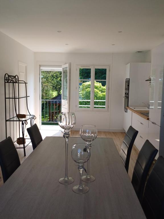 - une table à manger avec 2 verres à vin dans l'établissement Maison Mela, à Saumur