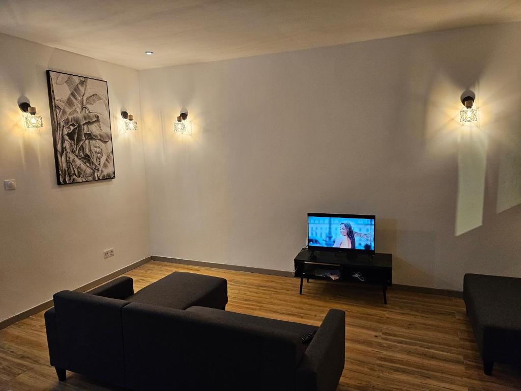 TV a/nebo společenská místnost v ubytování Magnifique T2 Meublé à Mtsapéré Baobab