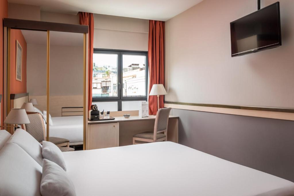 A bed or beds in a room at Sunotel Club Central