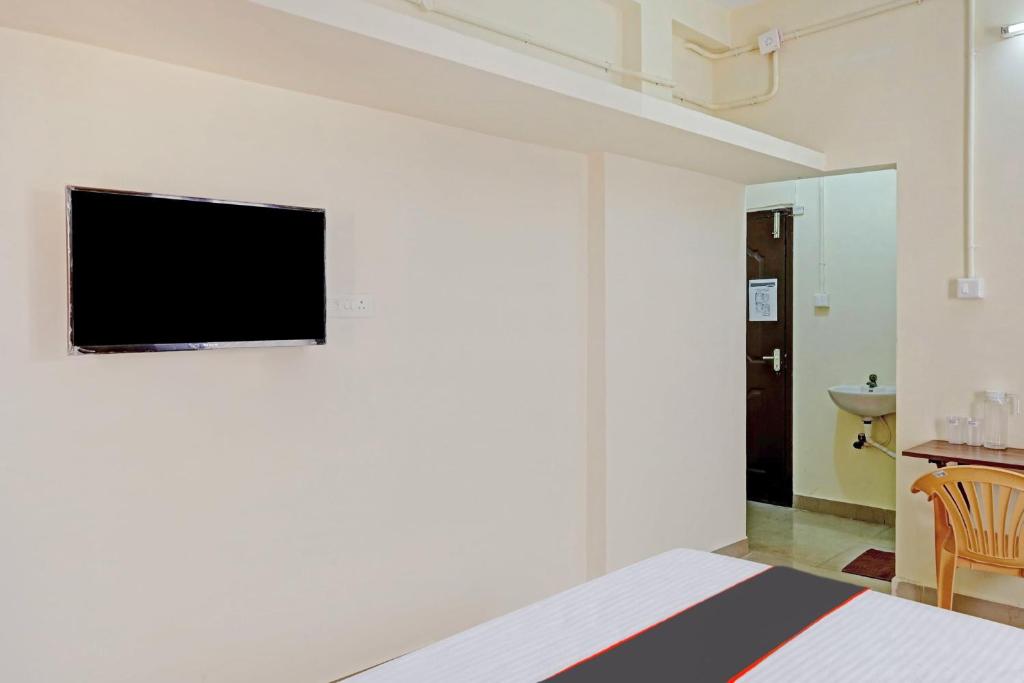 TV a/nebo společenská místnost v ubytování Collection O Orchid Residency Medavakkam