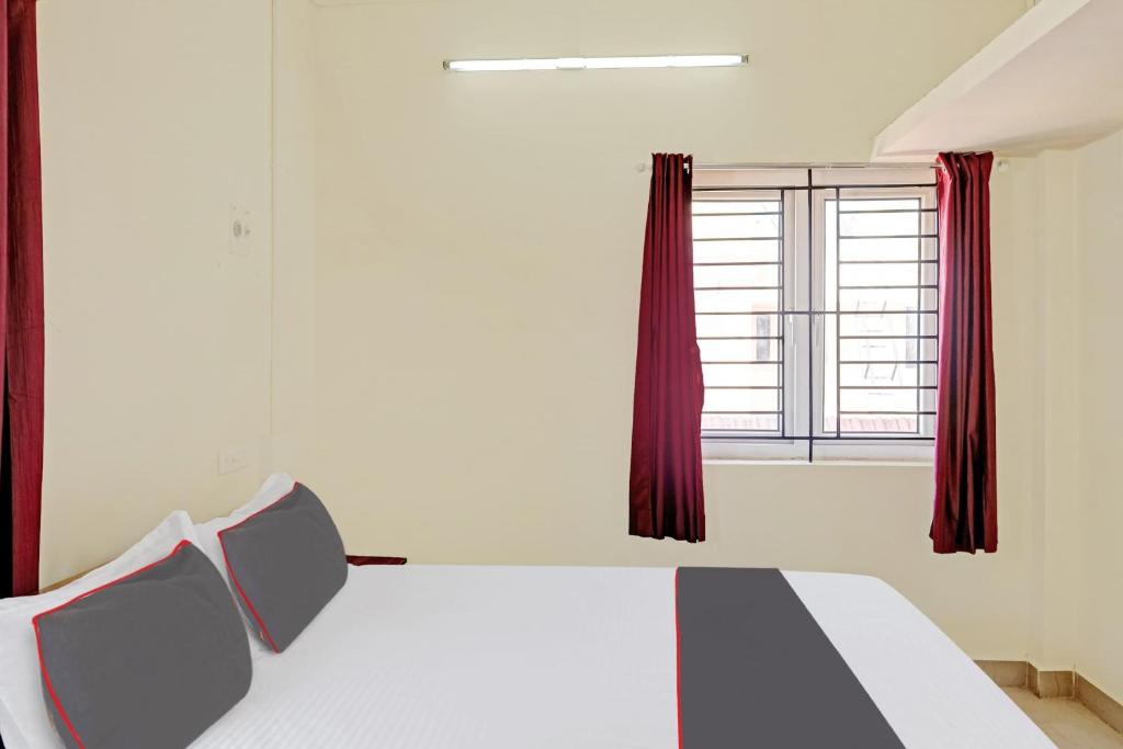Postel nebo postele na pokoji v ubytování Collection O Orchid Residency Medavakkam