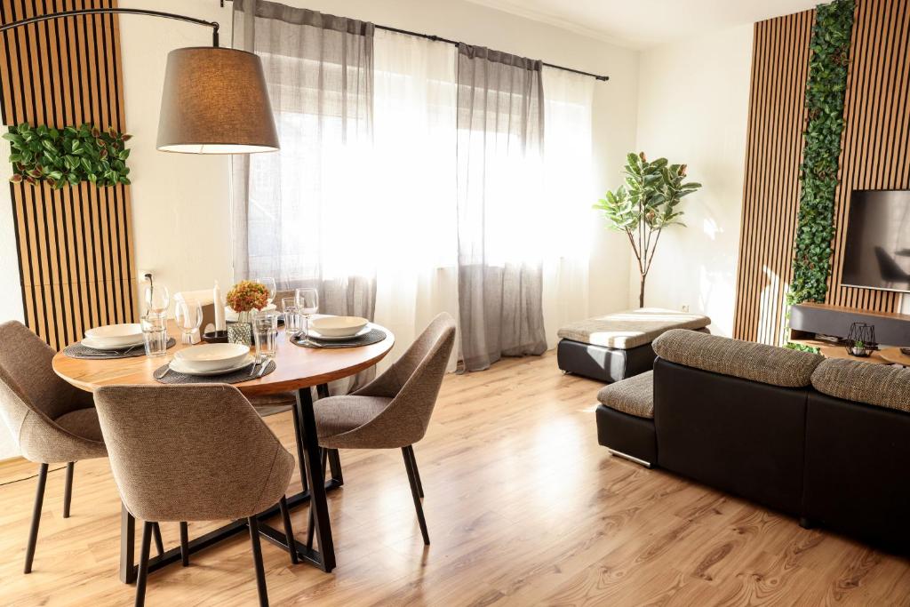 a dining room with a table and chairs and a couch at Stilvoll, Innenstadt, Parken in Hameln