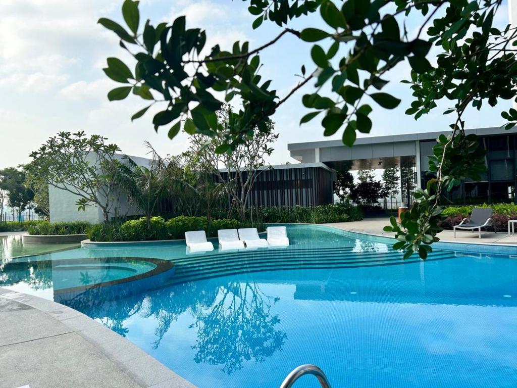Bazén v ubytování Han's Homestay by RH Splash Mania at Mayabay Residences, Gamuda Cove nebo v jeho okolí