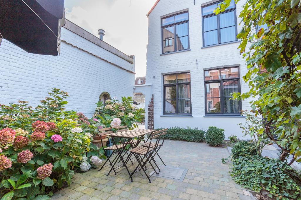 une terrasse avec une table et des chaises devant une maison dans l'établissement Hotel Bla Bla, à Bruges