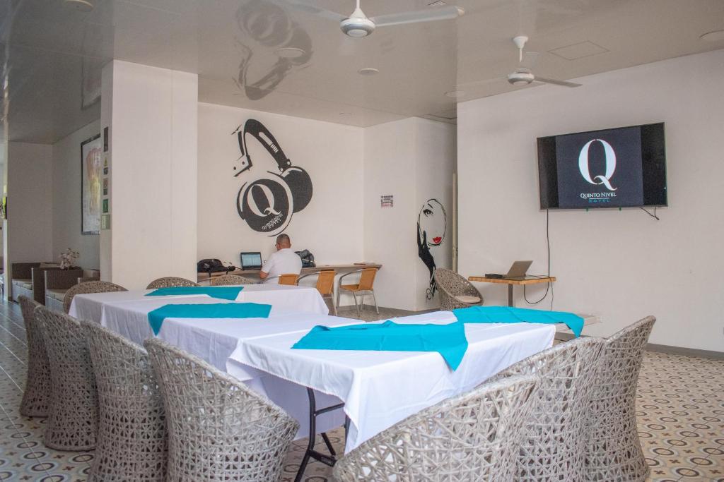TV a/nebo společenská místnost v ubytování Hotel Quinto Nivel