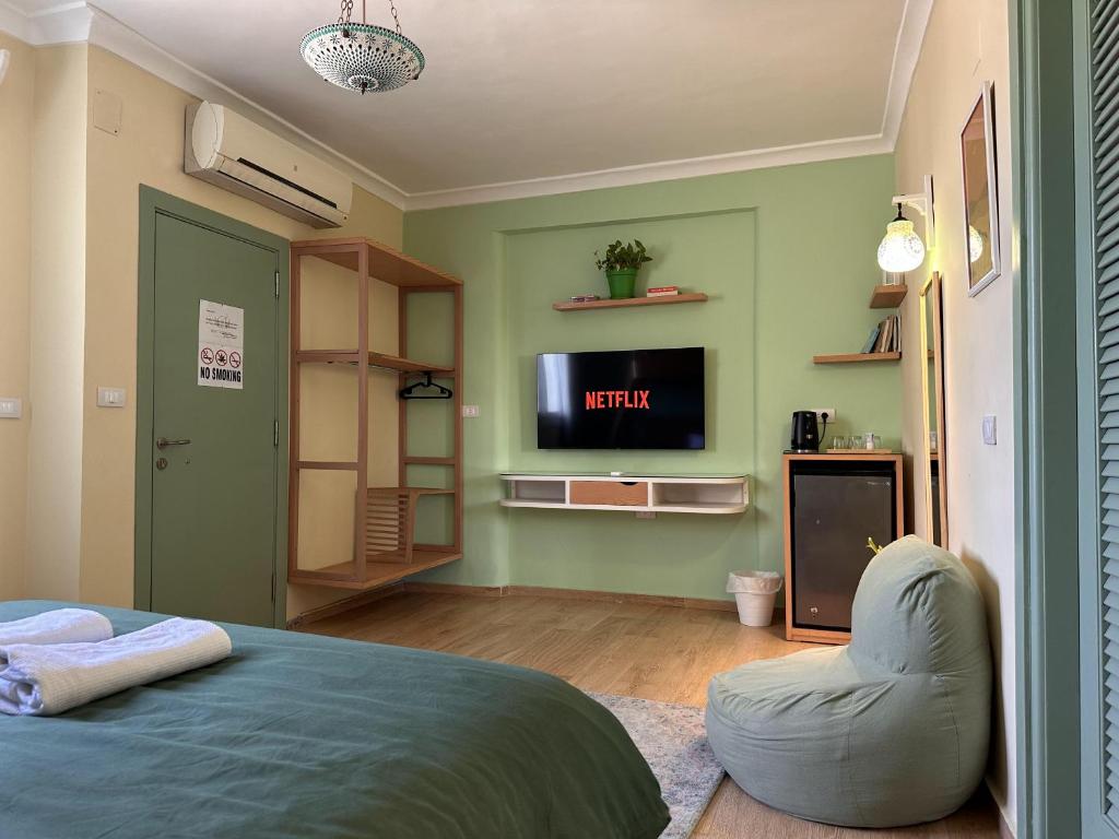 TV a/nebo společenská místnost v ubytování Beit Reihana