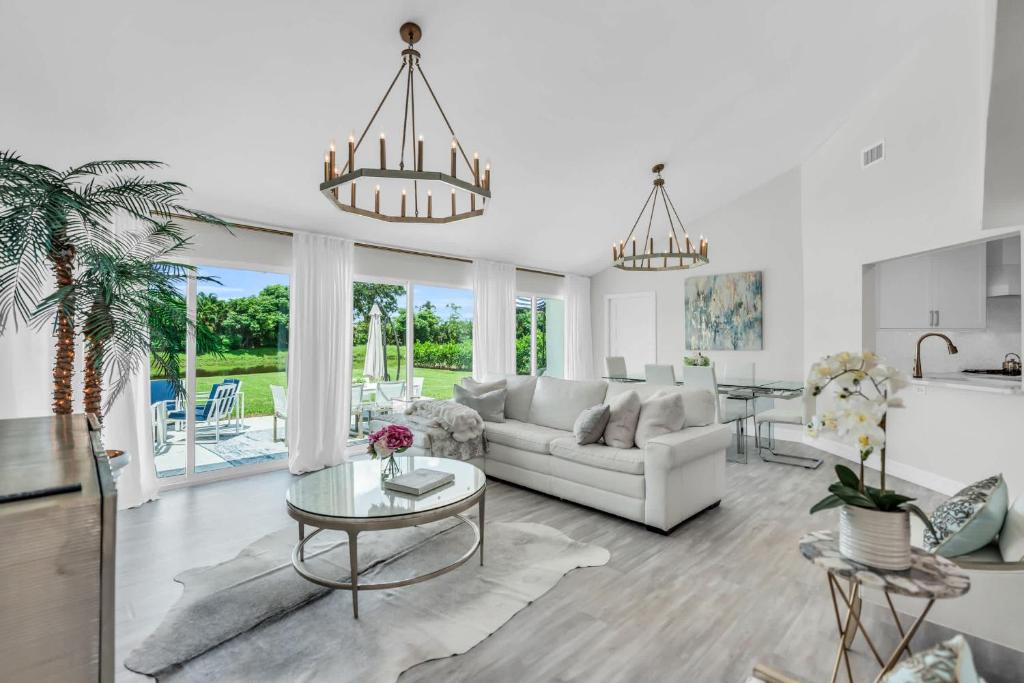 View of Luxury Home With Great Community Amenities, Naples (updated prices 2025)