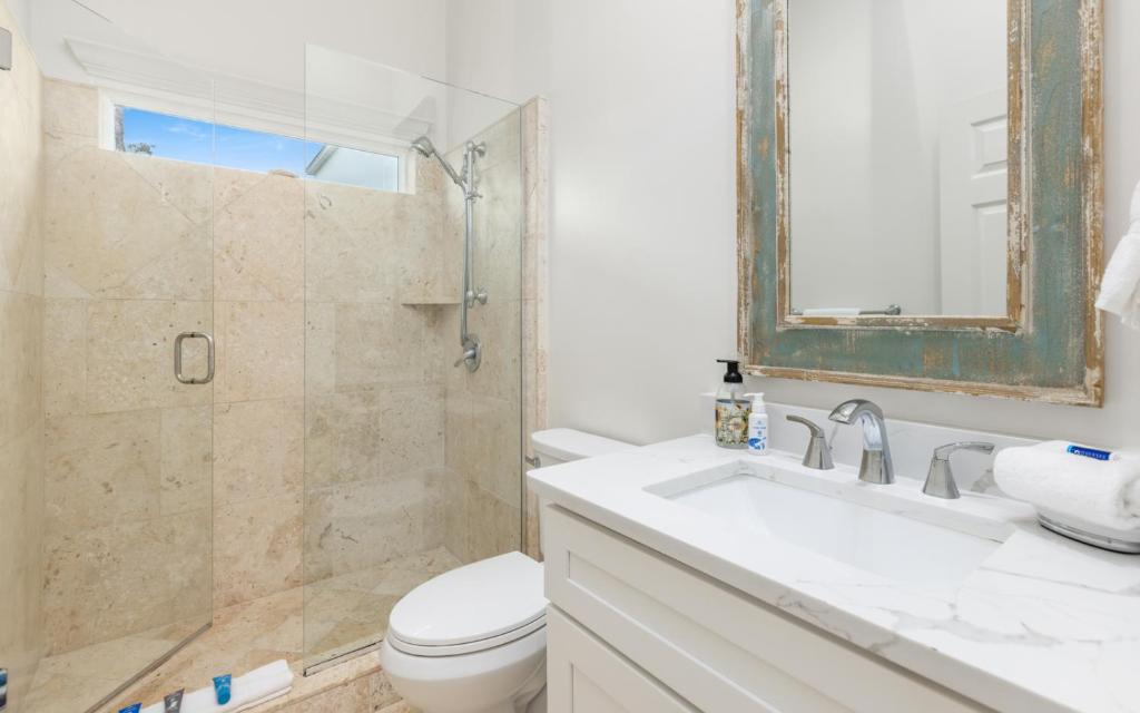 Et badeværelse på Brothers Beach Bungalow by Oversee 30A