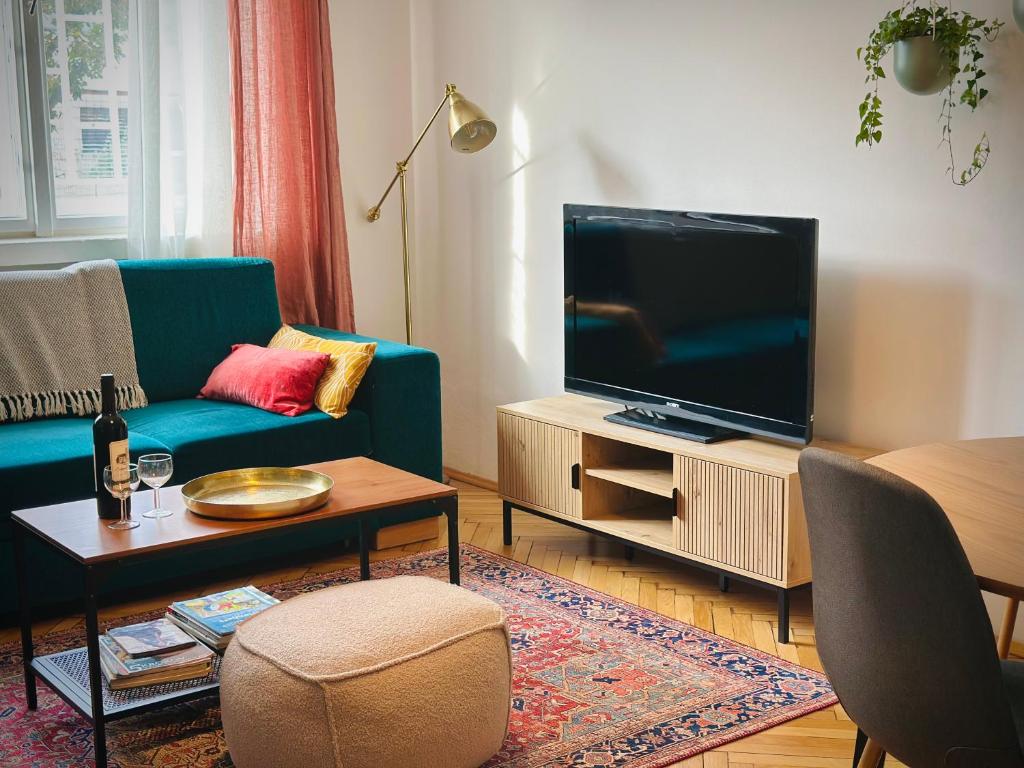 Televízia a/alebo spoločenská miestnosť v ubytovaní Boho Apartment in Old Town