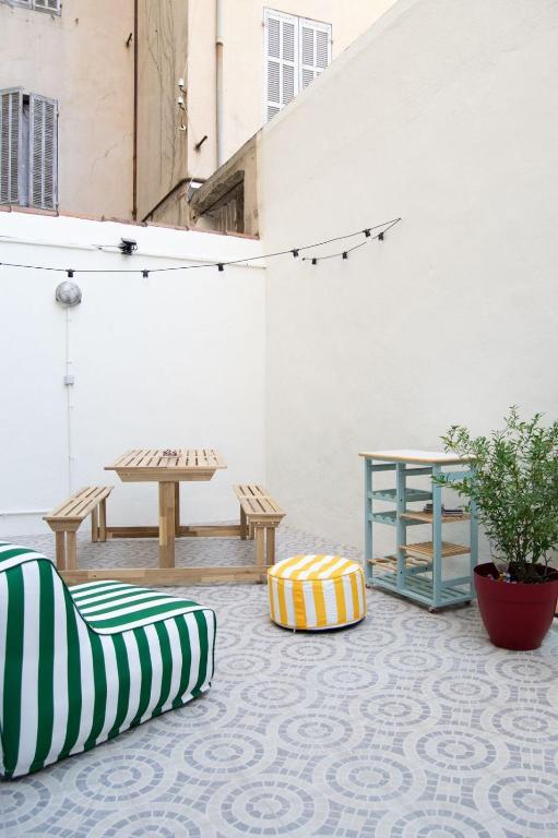 d'une terrasse avec un banc et une table. dans l'établissement Appartement avec terrasse authentique à Marseille, à Marseille