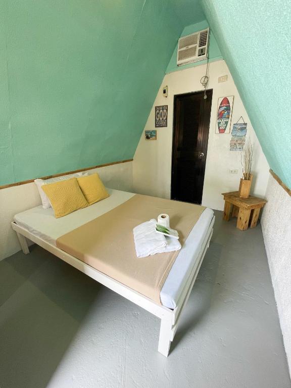 Postel nebo postele na pokoji v ubytování Beach Front Hut - Faith Bay Huts 1