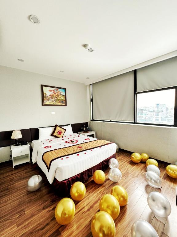 Postel nebo postele na pokoji v ubytování Sunrise Hanoi Hotel