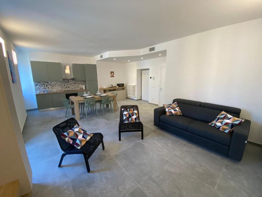 a living room with a couch and two chairs at Casa Paolo in Bellano