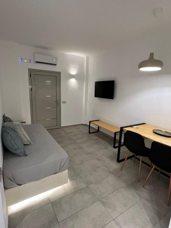 TV a/nebo společenská místnost v ubytování Santozen Suites
