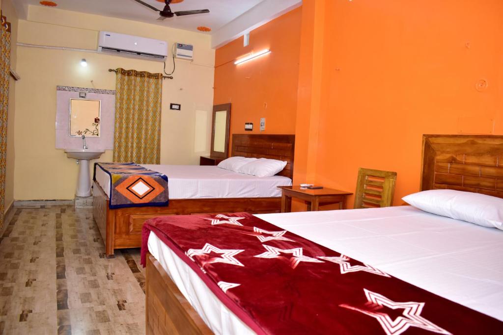 Postel nebo postele na pokoji v ubytování Anandam Sewa Sansthan Ayodhya Dhaam