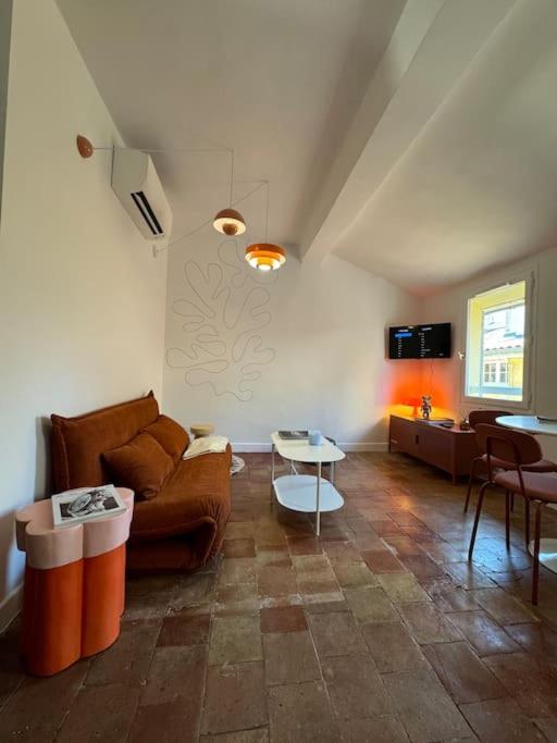 un salon avec un canapé et une table dans l'établissement Design T2 Climatisation Coeur Centre Ville Cours MIrabeau, à Aix-en-Provence
