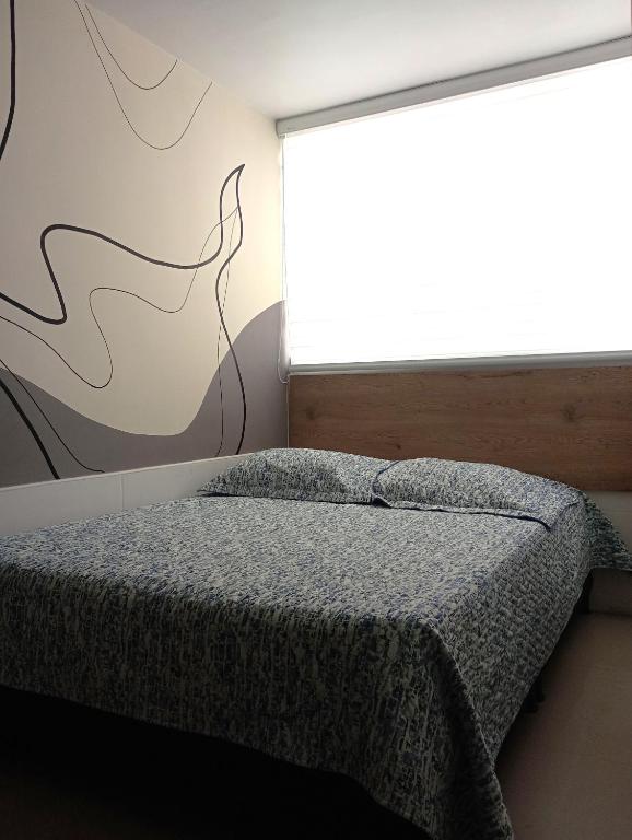 Postel nebo postele na pokoji v ubytování Casa Colibrí Hospedaje Manizales a 2 min del Cable y 1 min Zona G