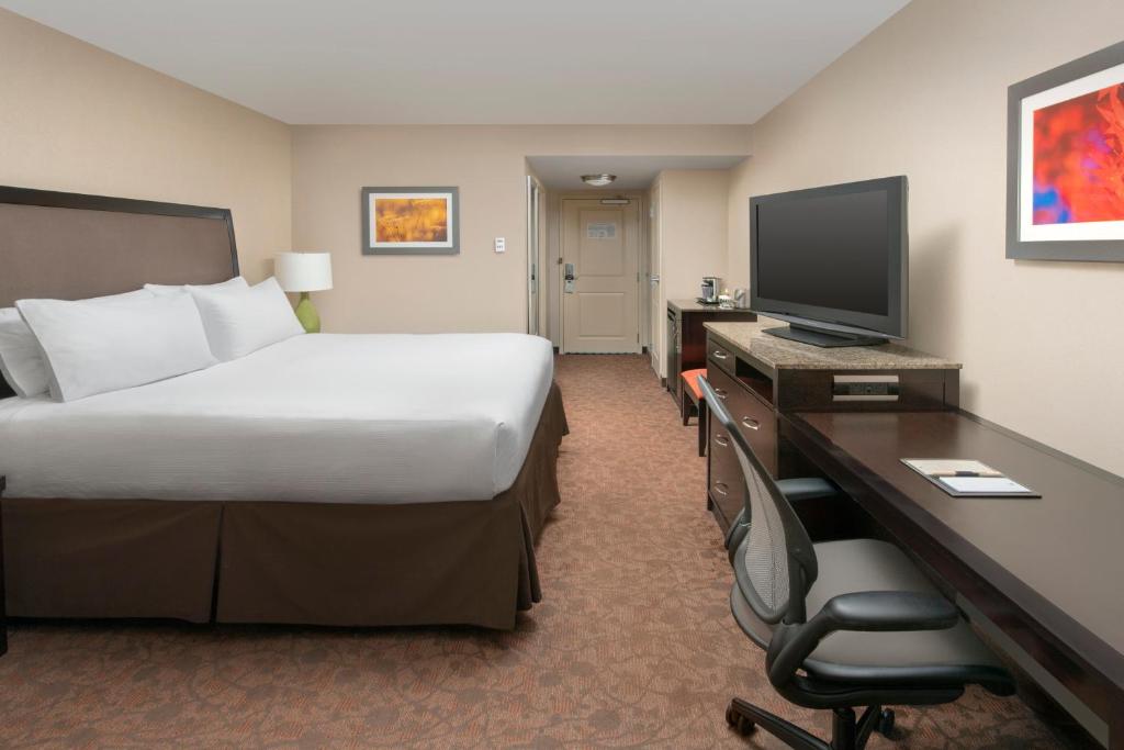 DoubleTree by Hilton Dulles Airport-Sterling - King Room - Non-Smoking