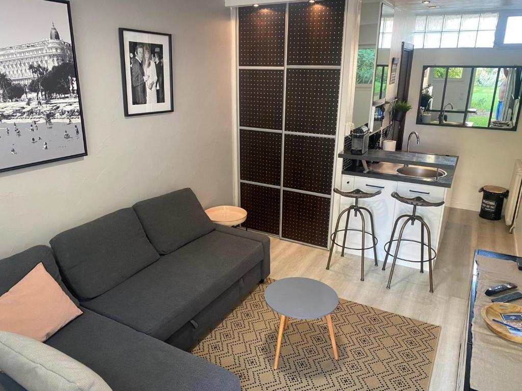 Photo de la galerie de l'établissement Tiny modern studio next to Croisette with AC, à Cannes