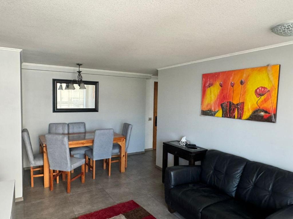 a living room with a dining room table and a couch at Depto Centro Viña in Viña del Mar