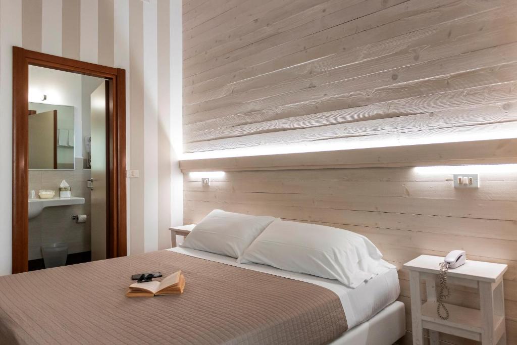 Postel nebo postele na pokoji v ubytování Mona Lisa Hotel