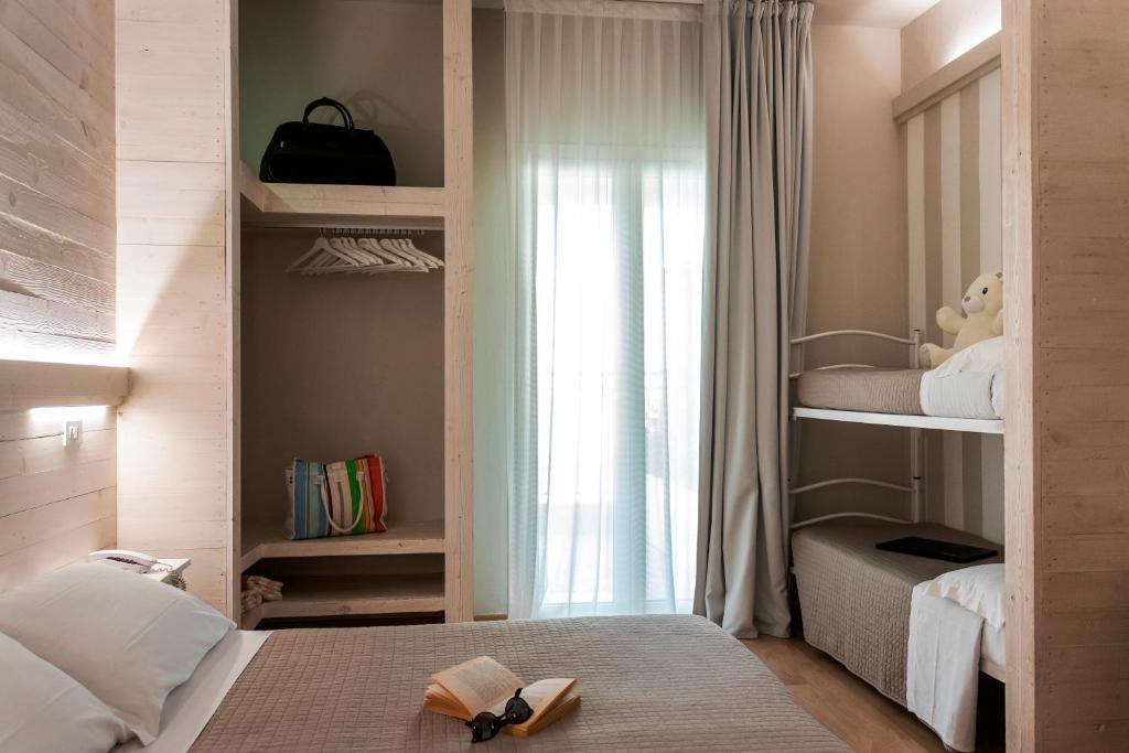 Postel nebo postele na pokoji v ubytování Mona Lisa Hotel