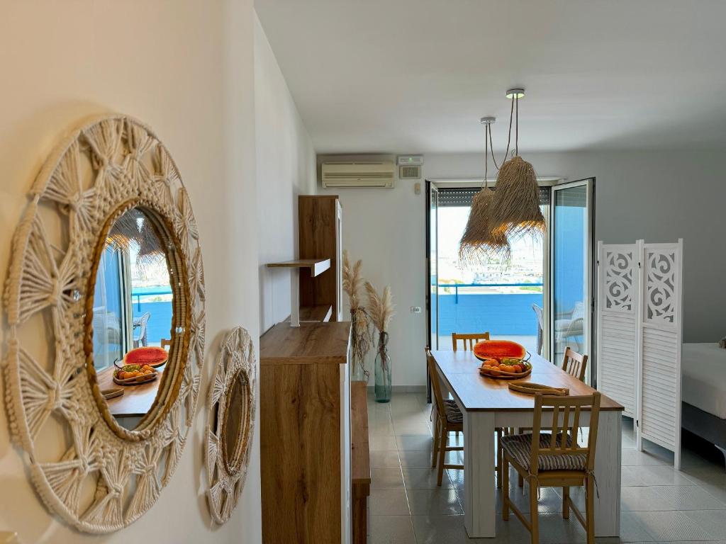 ein Esszimmer mit einem Spiegel und einem Tisch in der Unterkunft Dimora Girasole in Monopoli