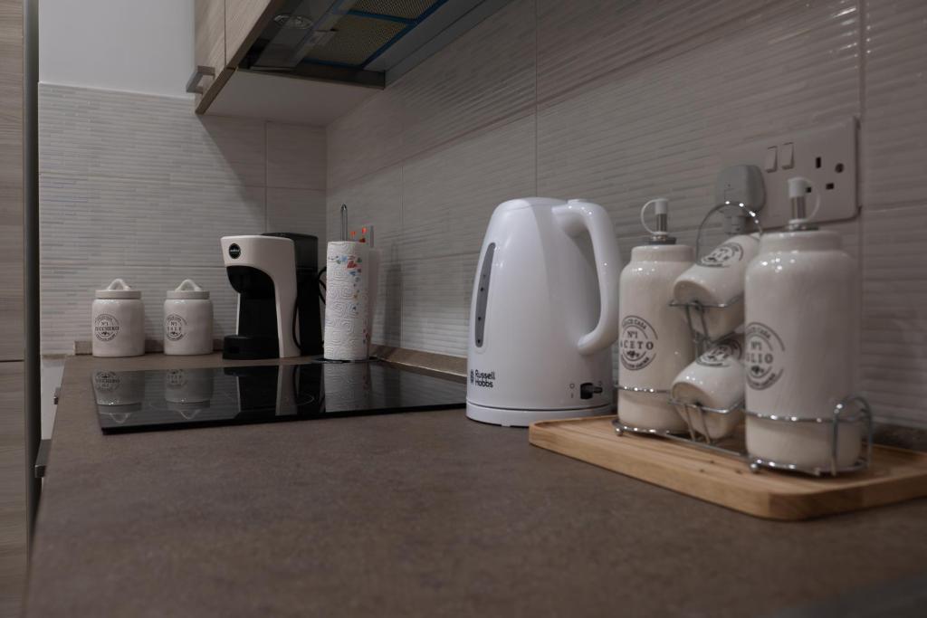 Příslušenství pro přípravu čaje a kávy v ubytování Gibi & Lumo Apartment's by ELDI