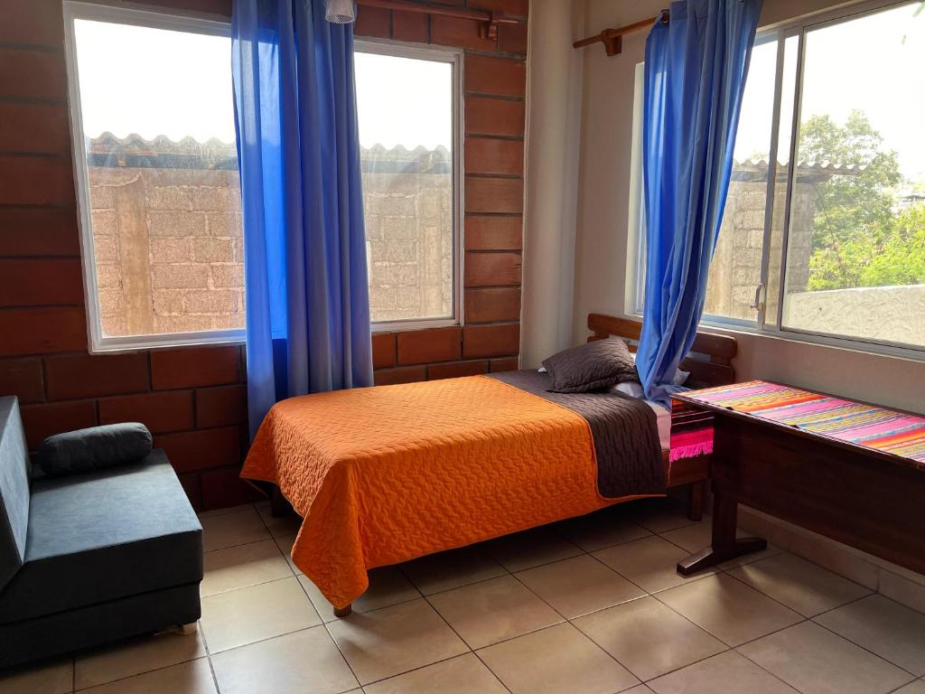 Postel nebo postele na pokoji v ubytování Hostal Cattleya