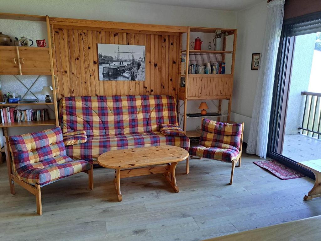 un salon avec un canapé, deux chaises et une table dans l'établissement Appartement standard avec balcon, parking et ascenseur à Albiez-Montrond - FR-1-618-9, à Albiez-Montrond