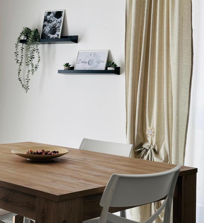 a dining room table with two chairs and a bowl on it at Daisy White in Bernalda