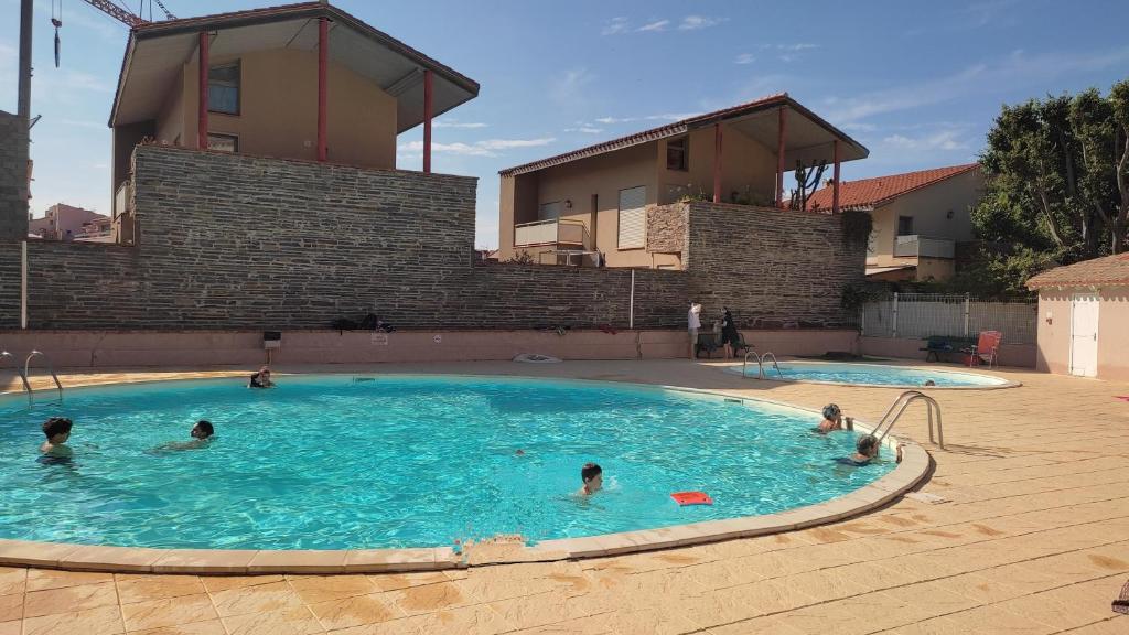 Bazén v ubytovaní Résidence Port d'Avall - Piscine Parking Clim - 200 m plage - 4 pers - 2 chambres alebo v jeho blízkosti