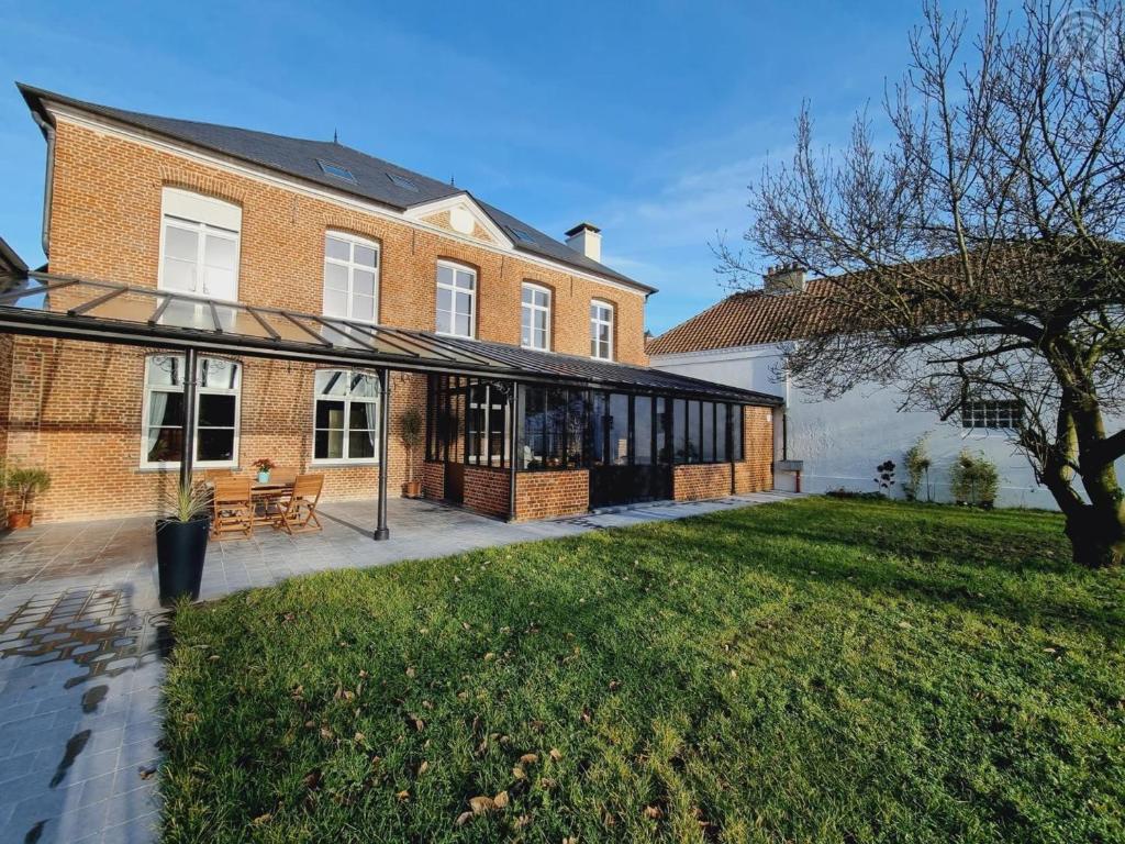 una grande casa in mattoni con un grande cortile di Maison de maître avec jardin, baby-foot, proche de Cassel et plages du Nord, tout inclus ! - FR-1-510-220 a Arnèke