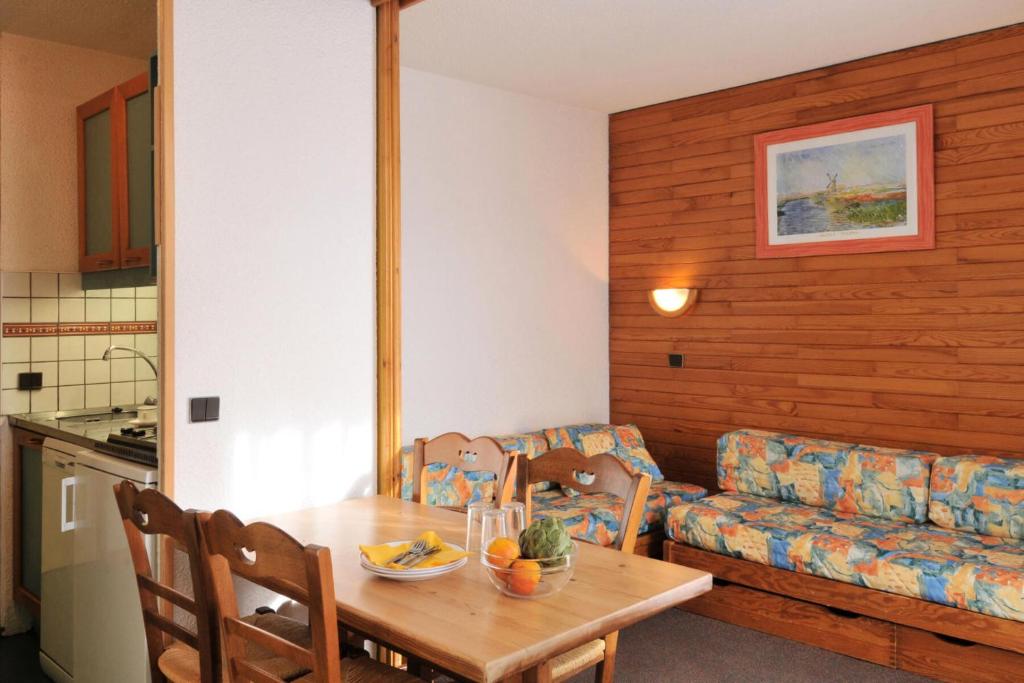 un salon avec une table et un canapé dans l'établissement Résidence Agate - Studio pour 4 Personnes 92, à Mâcot La Plagne