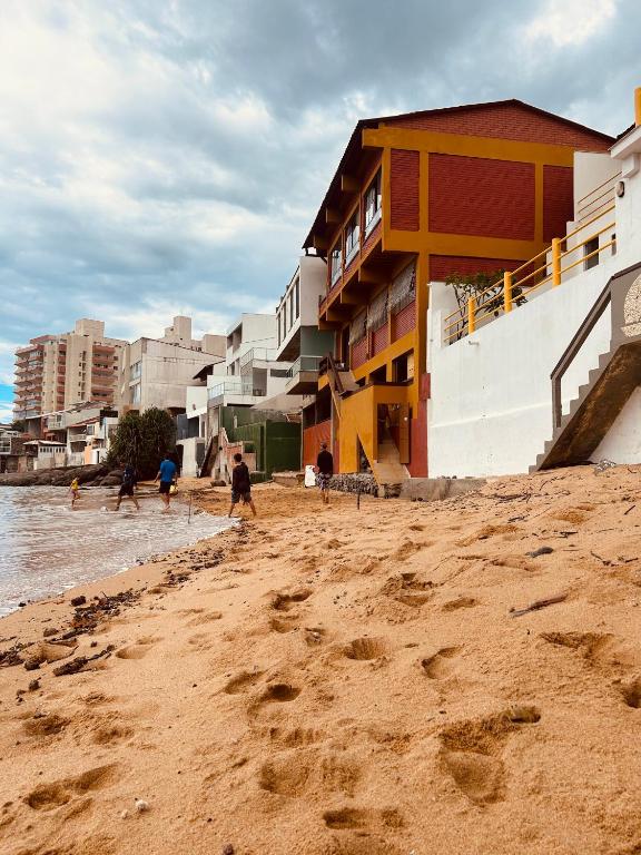 瓜拉派瑞Casa do Mar的一群人在海滩上玩水