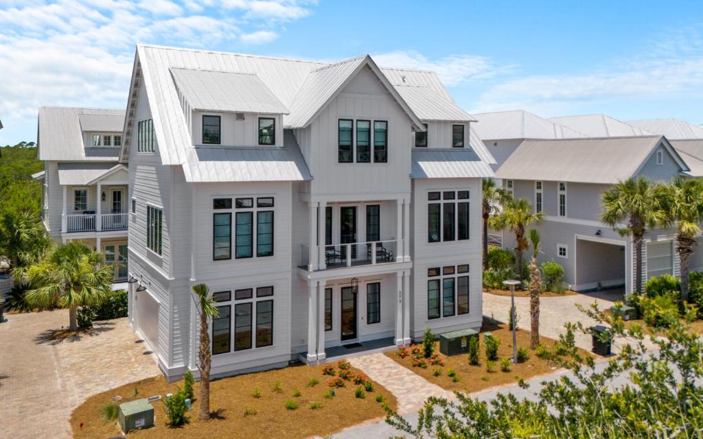 uma vista aérea de uma grande casa branca em Emerald Overlook by Oversee 30A em Santa Rosa Beach