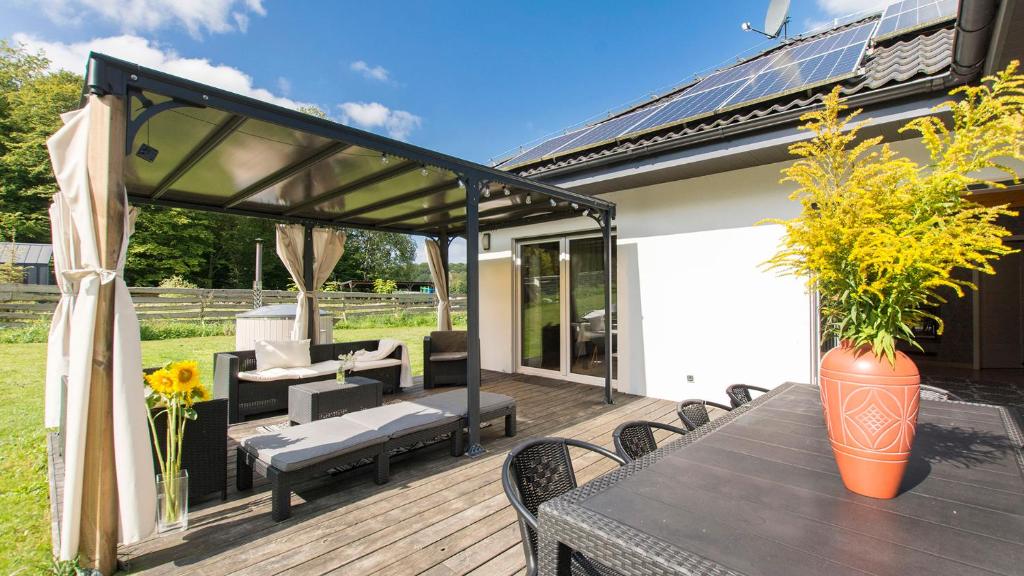 Patio alebo iná vonkajšia časť ubytovania Przystanek Przywidz