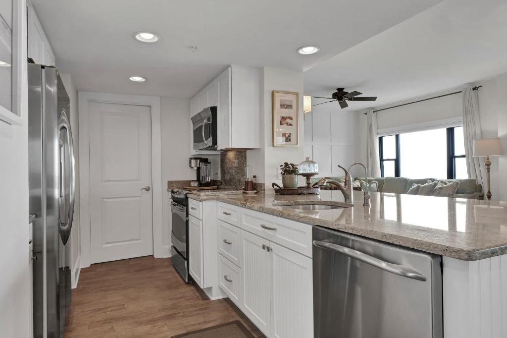Kuchyň nebo kuchyňský kout v ubytování Epic Abode by Sea Scape Properties