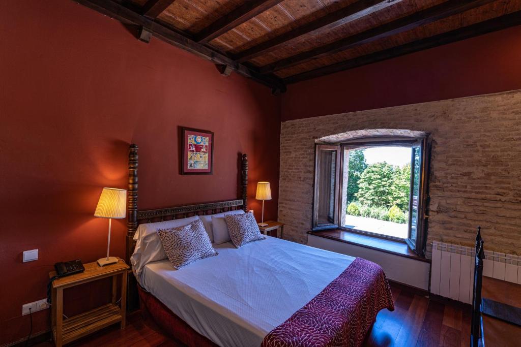 A bed or beds in a room at Hotel Real Monasterio de San Zoilo
