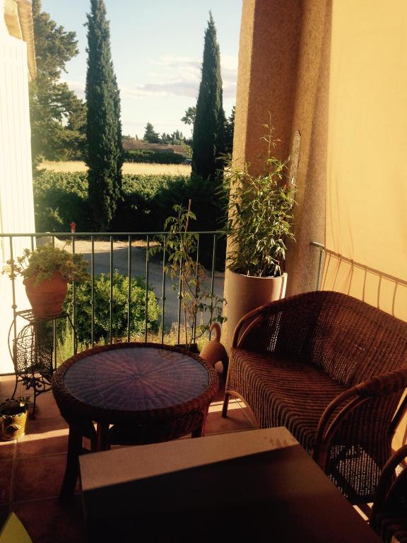 un salon avec un canapé et une table dans l'établissement Gîte de standing climatisé, à Sainte-Cécile-les-Vignes