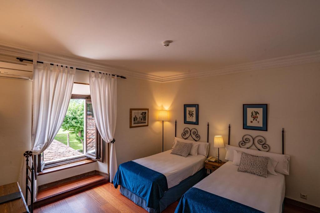 A bed or beds in a room at Hotel Real Monasterio de San Zoilo