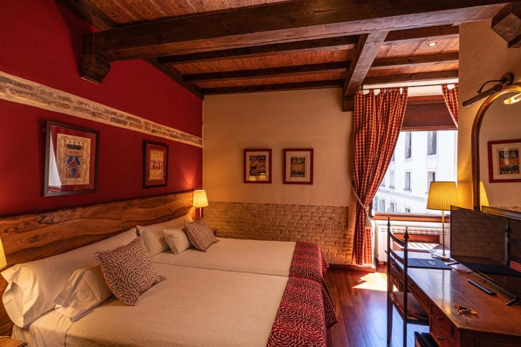 A seating area at Hotel Real Monasterio de San Zoilo