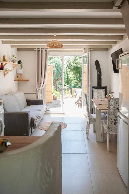 un salon avec un canapé et une table dans l'établissement Maisonnette au calme, à Saint-Vallier-de-Thiey